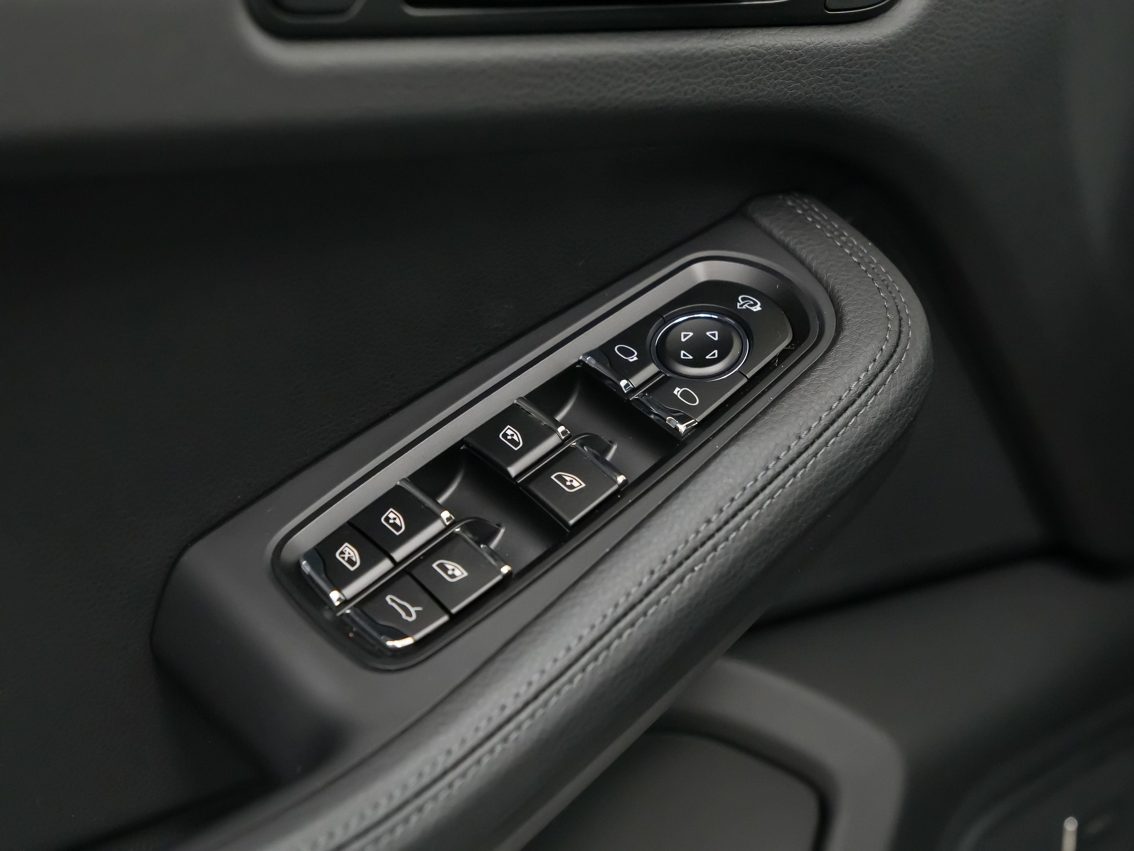 Certified 2026 Porsche Macan AWD/4WD image 24