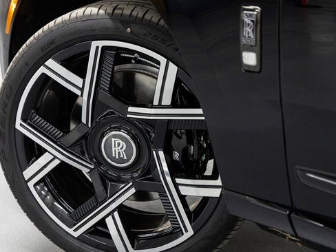 New 2026 Rolls-Royce Cullinan Black Badge image 17