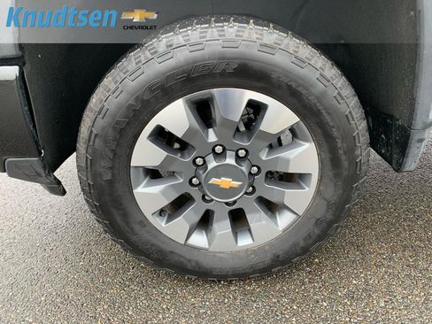 Used 2025 Chevrolet Silverado 2500 Custom w/ Custom Value Package image 16