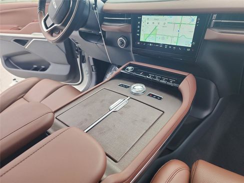 New 2026 Lincoln Navigator Reserve AWD/4WD image 29