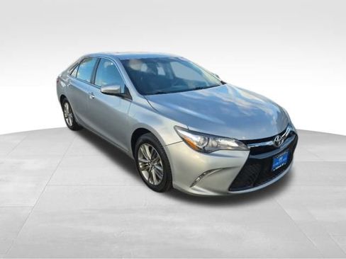 Used 2017 Toyota Camry SE image 3