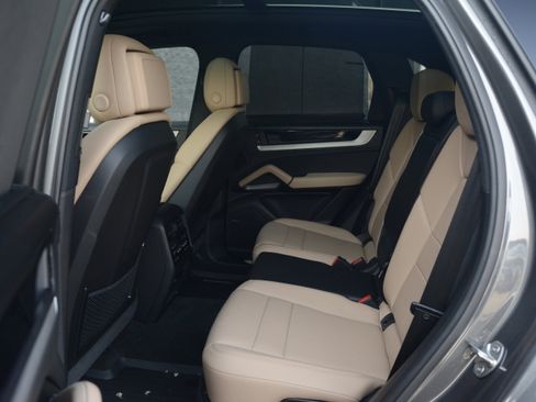 Certified 2025 Porsche Cayenne E-Hybrid image 27