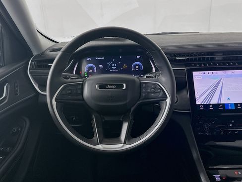 Used 2023 Jeep Grand Cherokee Limited w/ Black Appearance Package image 17