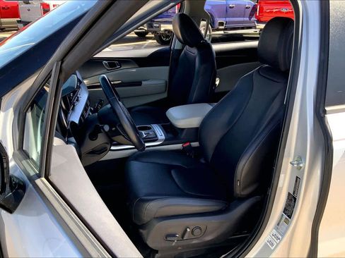 Used 2022 Kia Carnival LX FWD image 8