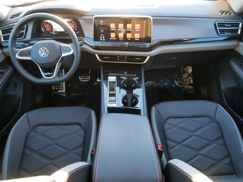 Used 2024 Volkswagen Atlas Peak Edition SEL image 10