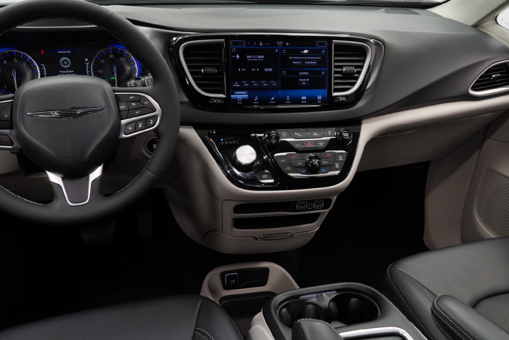 Certified 2024 Chrysler Pacifica Touring-L FWD image 25