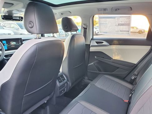 New 2026 Volkswagen Taos SE image 5