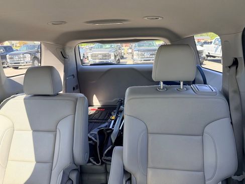 Used 2021 GMC Acadia SLT w/ LPO, Floor Liner Package FWD image 5