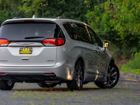 Used 2017 Chrysler Pacifica Limited FWD image 29
