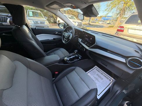 Used 2025 Chevrolet Trax LT w/ Driver Confidence Package image 10