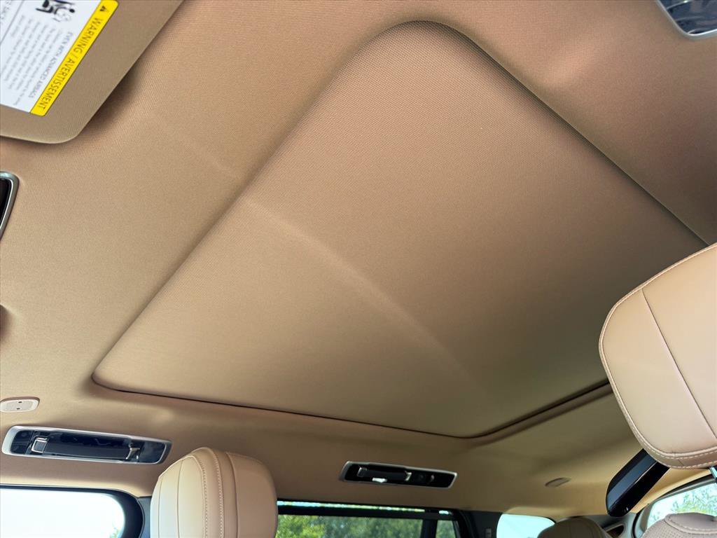 New 2026 Land Rover Range Rover Long Wheelbase SE AWD/4WD image 11
