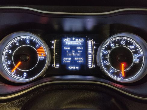 Used 2020 Jeep Cherokee Latitude Plus FWD image 23