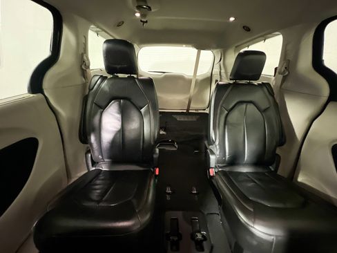 Used 2018 Chrysler Pacifica Touring-L image 33