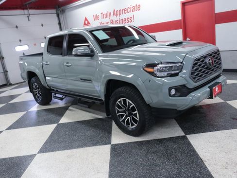 Used 2022 Toyota Tacoma TRD Sport w/ Technology Package RWD image 3