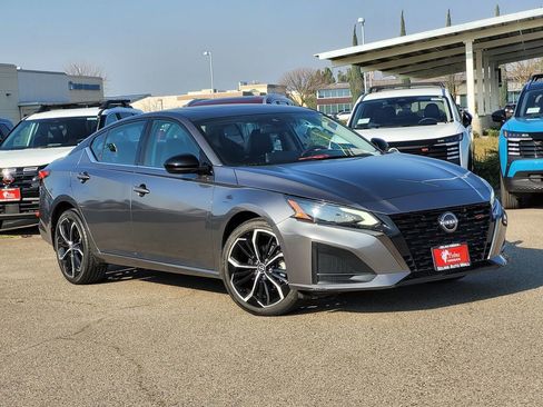 Used 2023 Nissan Altima 2.5 SR w/ SR Premium Package image 2