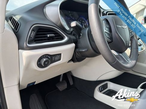 Used 2024 Chrysler Pacifica Touring-L image 14