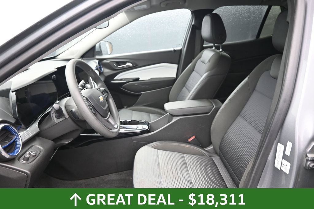 Used 2025 Chevrolet Trax LT FWD image 25