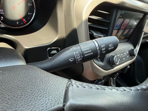 Used 2019 GMC Acadia Denali w/ Technology Package FWD image 27