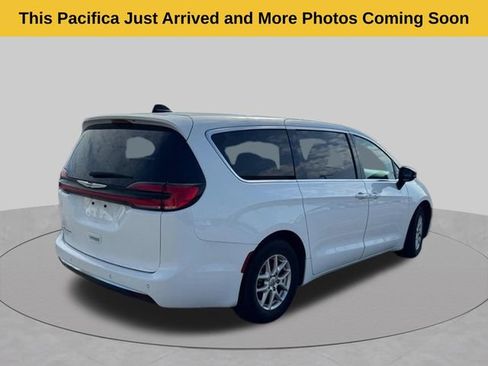 Used 2024 Chrysler Pacifica Touring-L FWD image 3