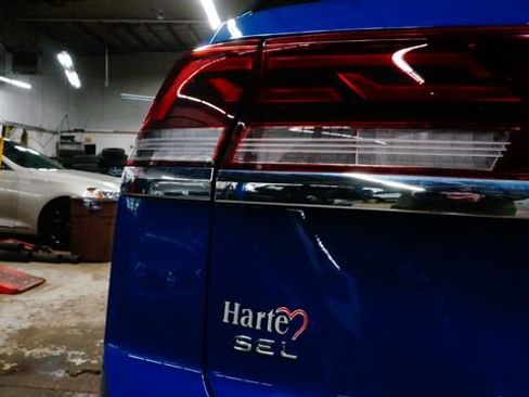 Certified 2025 Volkswagen Atlas Cross Sport SEL Premium R-Line image 92