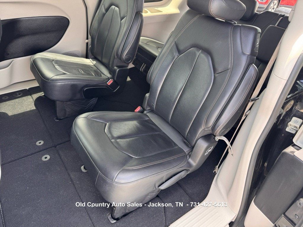 Used 2019 Chrysler Pacifica Touring-L FWD image 17