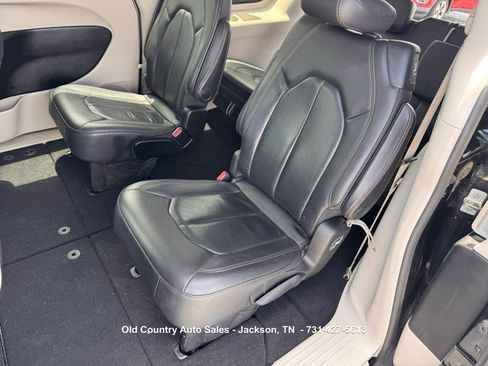 Used 2019 Chrysler Pacifica Touring-L FWD image 17