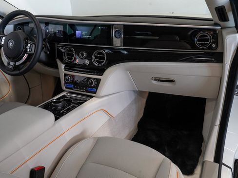 Used 2026 Rolls-Royce Spectre image 9