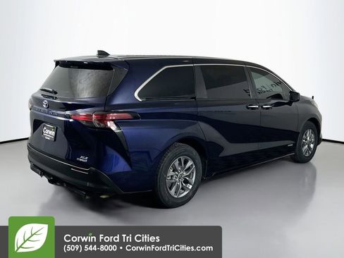 Used 2021 Toyota Sienna XLE image 15