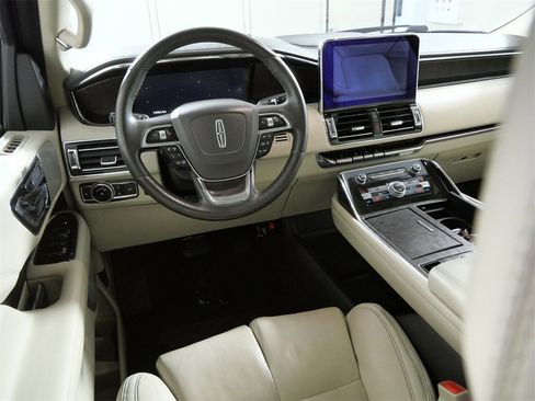 Used 2020 Lincoln Navigator Reserve w/ Luxury Package image 4