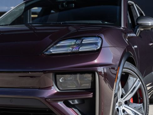 Certified 2024 Porsche Macan Turbo Electric AWD/4WD image 16