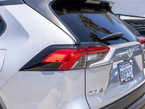 Used 2021 Toyota RAV4 LE w/ Carpet Mat Package (TMS) FWD image 12