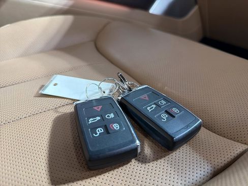 Used 2025 Land Rover Range Rover Long Wheelbase SE image 29