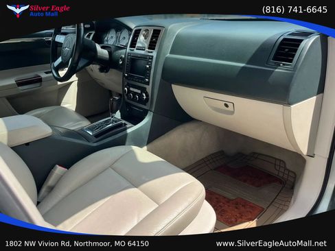 Used 2005 Chrysler 300 Touring RWD image 8