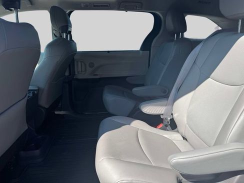Used 2021 Toyota Sienna XLE FWD image 15