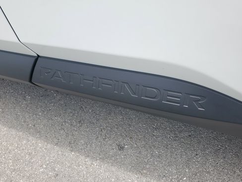 Certified 2025 Nissan Pathfinder SL image 33