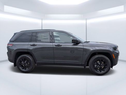 New 2026 Jeep Grand Cherokee Laredo image 2