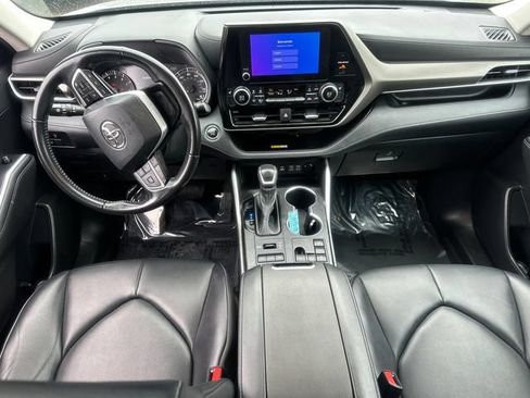 Used 2023 Toyota Highlander XLE AWD/4WD image 19