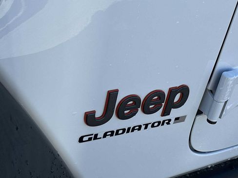 Used 2024 Jeep Gladiator Mojave AWD/4WD image 10