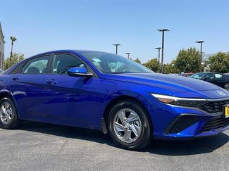Certified 2025 Hyundai Elantra SE image 1