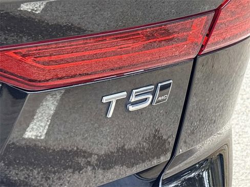 Used 2021 Volvo XC60 T5 Momentum w/ Premium Package image 12