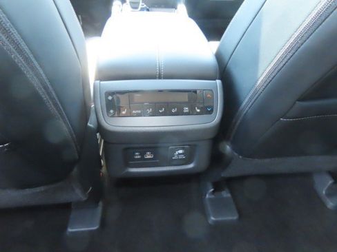 Used 2023 Nissan Pathfinder Platinum FWD image 21