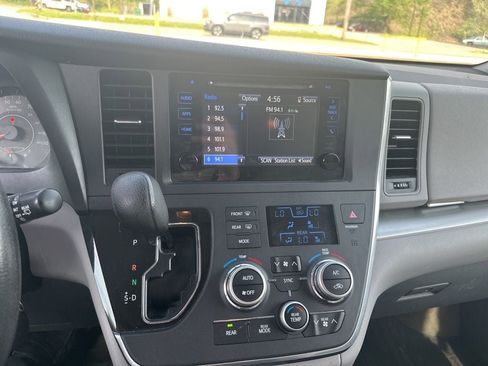 Used 2017 Toyota Sienna LE image 17