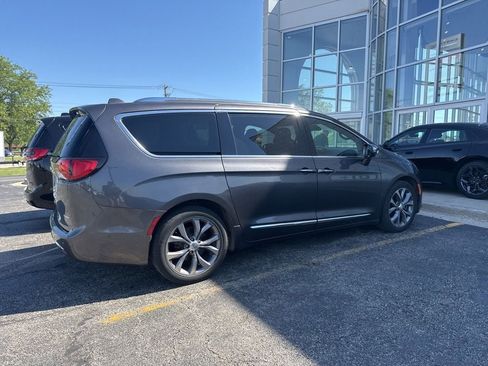 Used 2019 Chrysler Pacifica Limited w/ Advanced Safetytec Group FWD image 18