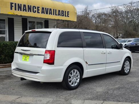Used 2013 Chrysler Town & Country Touring image 4