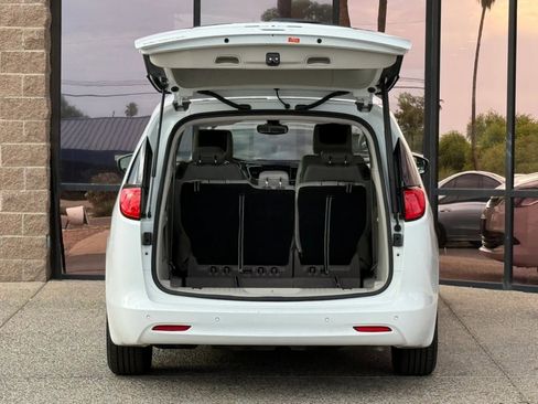 Used 2017 Chrysler Pacifica Touring FWD image 29