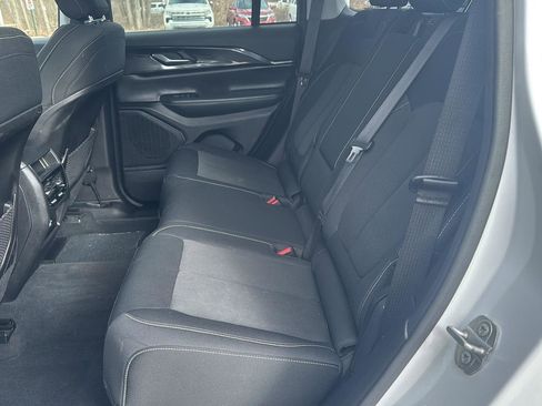 Used 2023 Jeep Grand Cherokee Laredo image 11