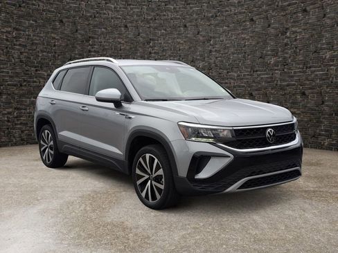 Used 2023 Volkswagen Taos SE image 2