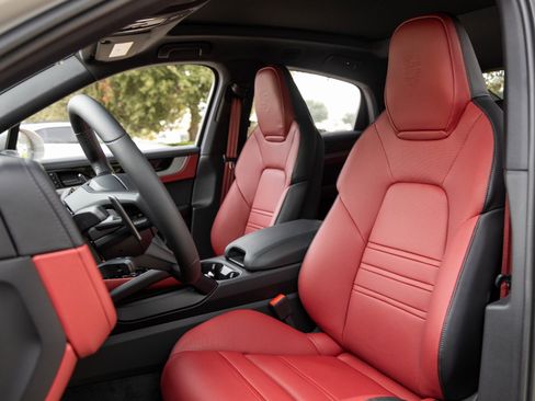 Certified 2026 Porsche Cayenne Coupe image 5