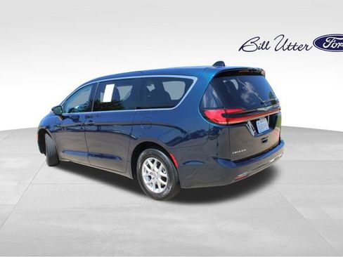 Used 2024 Chrysler Pacifica Touring-L FWD image 7