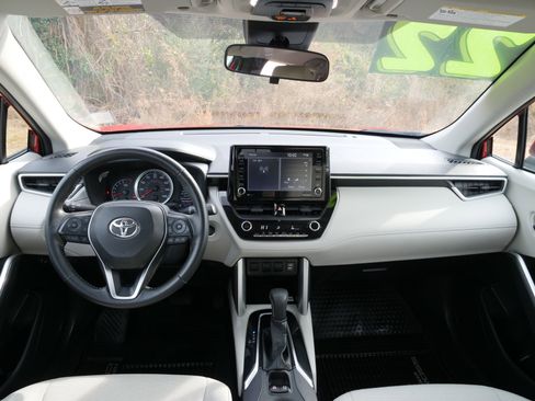 Used 2022 Toyota Corolla Cross LE image 18
